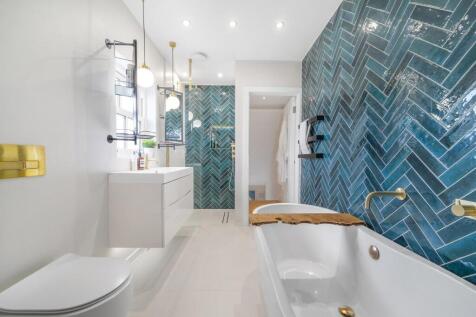 Bathroom (2).jpg