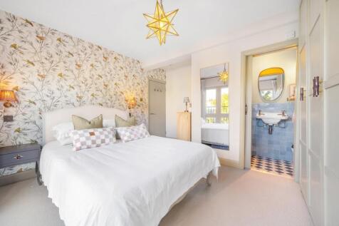 Bedroom 1 (2).jpg