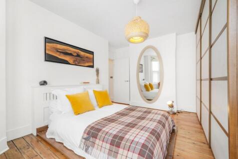 Bedroom 1 (3).jpg
