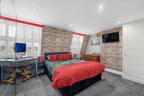 Bedroom 1 (3).jpg