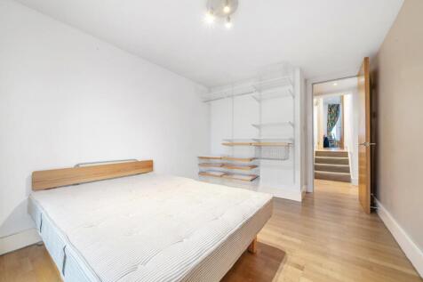 Bedroom 1 (3).jpg