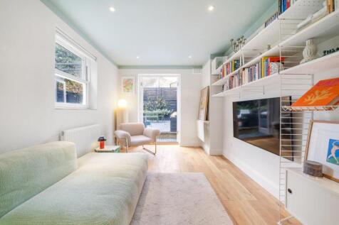 Bedroom 1 (2).jpg