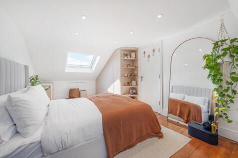 Bedroom 1 (2).JPG