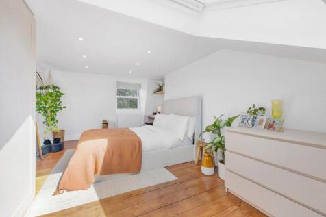 Bedroom 1 (3).JPG