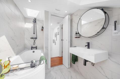 Bedroom 1 Ensuite (2).JPG