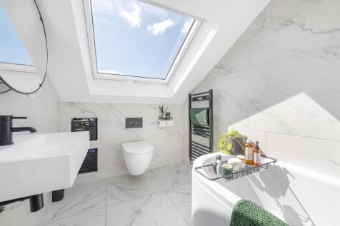 Bedroom 1 Ensuite.JPG