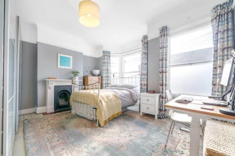 Bedroom 1.jpg