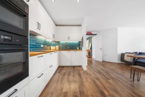 Kitchen (2).JPG