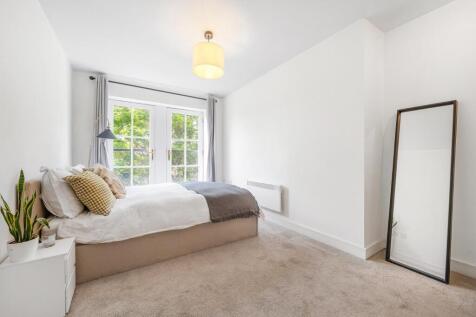 Bedroom 1 (2).JPG