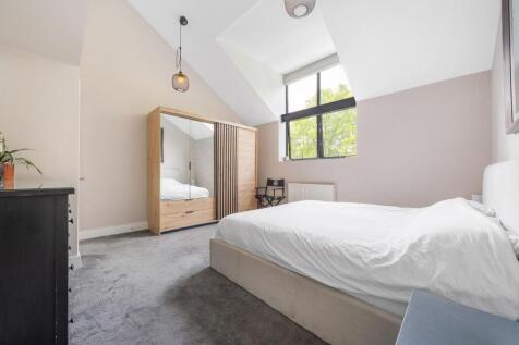 Bedroom 1 (2).JPG