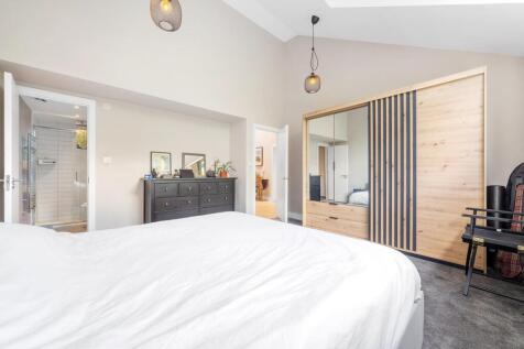 Bedroom 1 (3).JPG