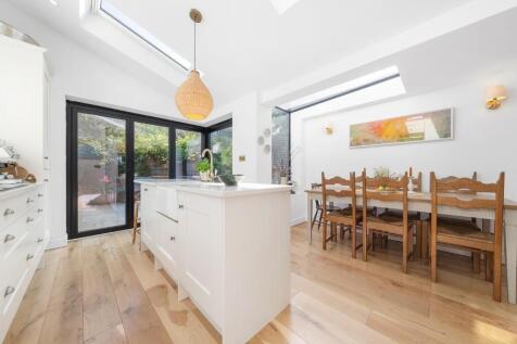 Kitchen 2.jpg