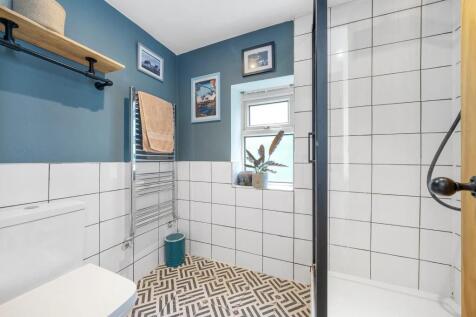 Bathroom 2.JPG