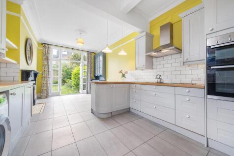 Kitchen (2).JPG