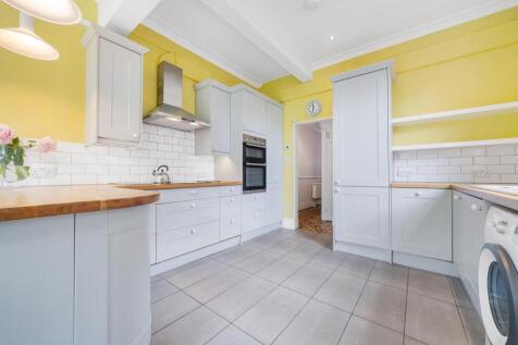 Kitchen (3).JPG