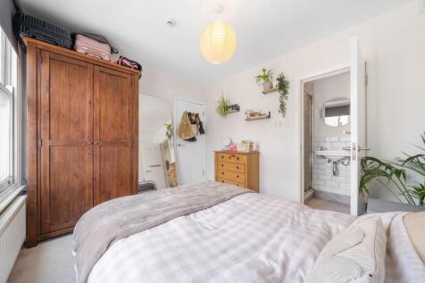 Bedroom 1 (2).JPG