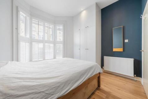 Bedroom 1 (2).JPG