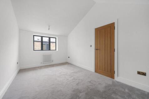 Bedroom 2 (2).JPG