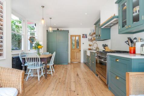 Kitchen (1).JPG