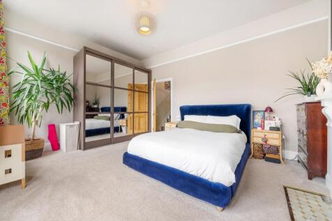 Bedroom (3).JPG