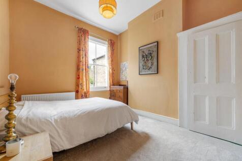Bedroom (1).JPG
