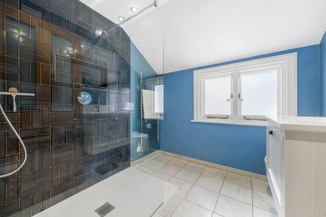 Bathroom (1).JPG