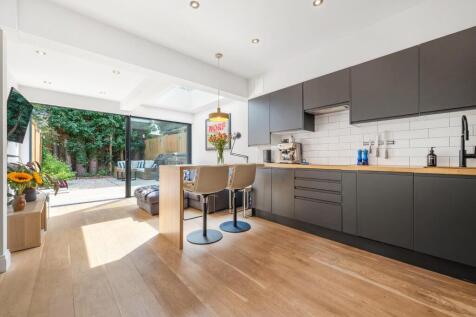 Kitchen (2).JPG