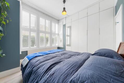 Bedroom (1).JPG