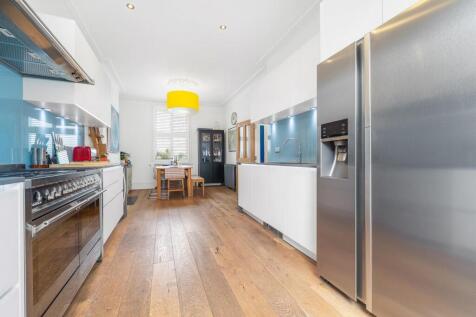 Kitchen (2).JPG