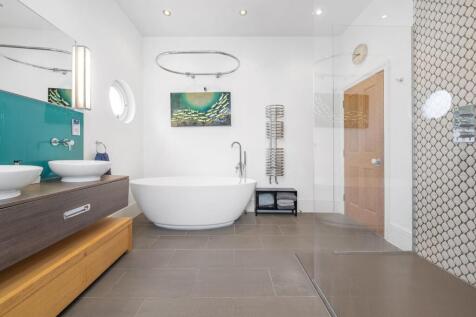 Bathroom (2).JPG