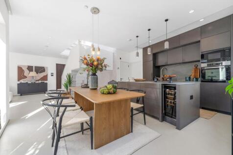 Kitchen (1).JPG