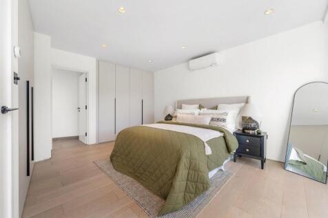 Bedroom (1).JPG