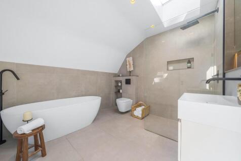 Bathroom (1).JPG
