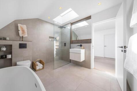 Bathroom (2).JPG