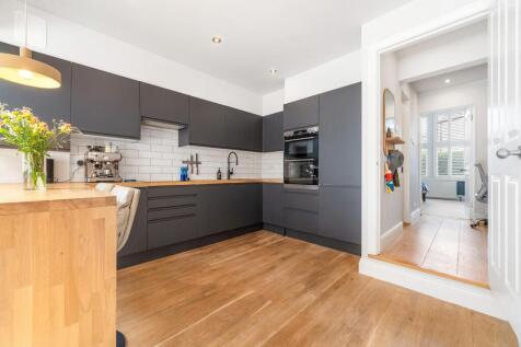Kitchen (1).JPG