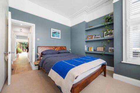 Bedroom (3).JPG