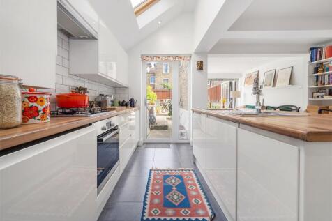 Kitchen (2).JPG