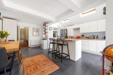 Kitchen (1).JPG