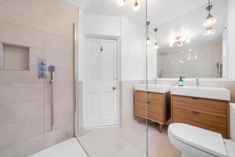 Bathroom 1 (2).JPG