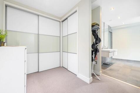 Principal walk in wardrobe.JPG