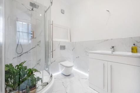 Bedroom 2 Ensuite.JPG