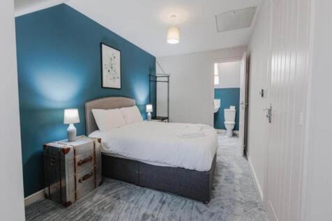 Bedroom 2 with ensui