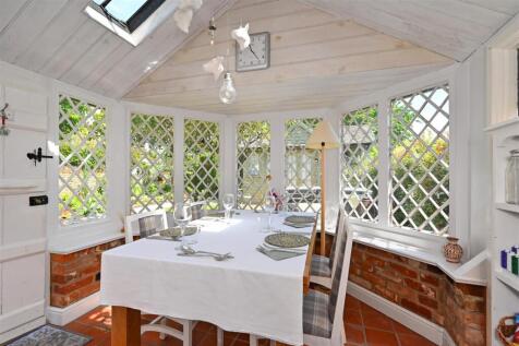 Summmerhouse/Dining Room
