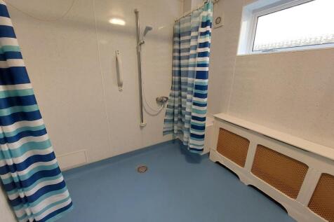 Shower room 1 of 6