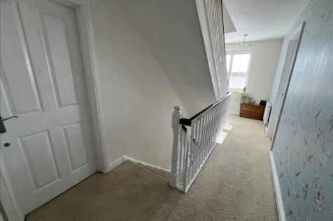 1ST FLOOR LANDING