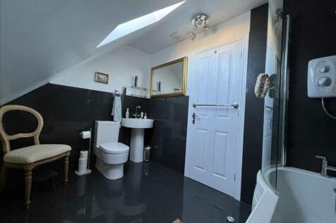 EN-SUITE BATHROOM