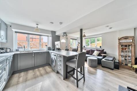 Kitchen / Reception