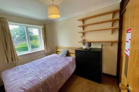Second bedroom with cupboard