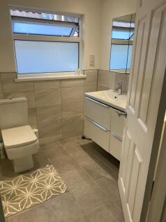 Bathroom 1 Pic 1
