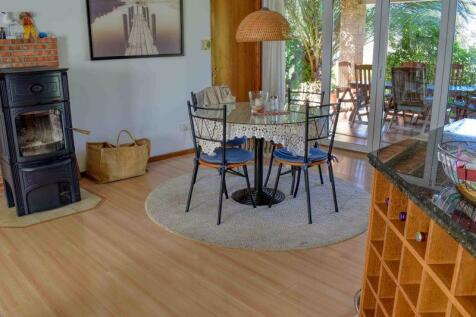 Kitchen dining area